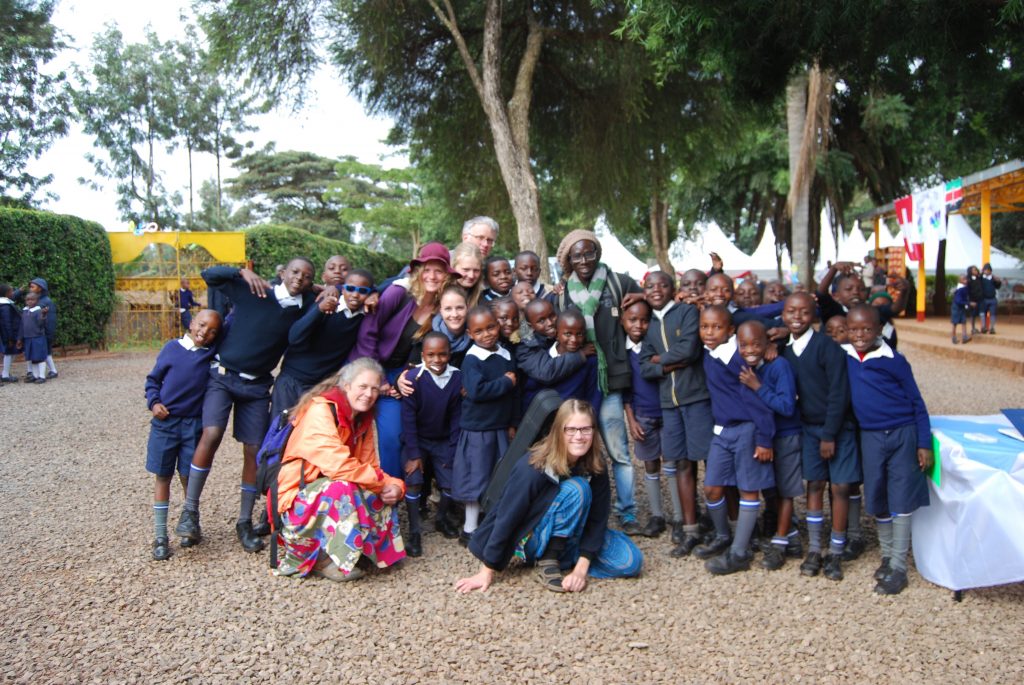 Studerende og frivillige fra udlandet på besøg i Kenya på et udvekslings program med M-Tafsiri Africa.